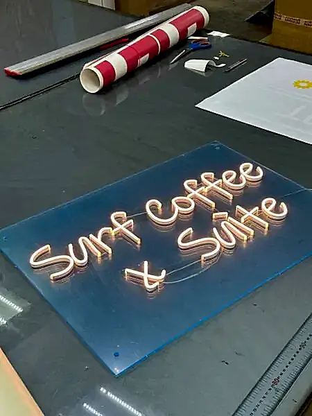 неоновая вывеска для Surf Coffee